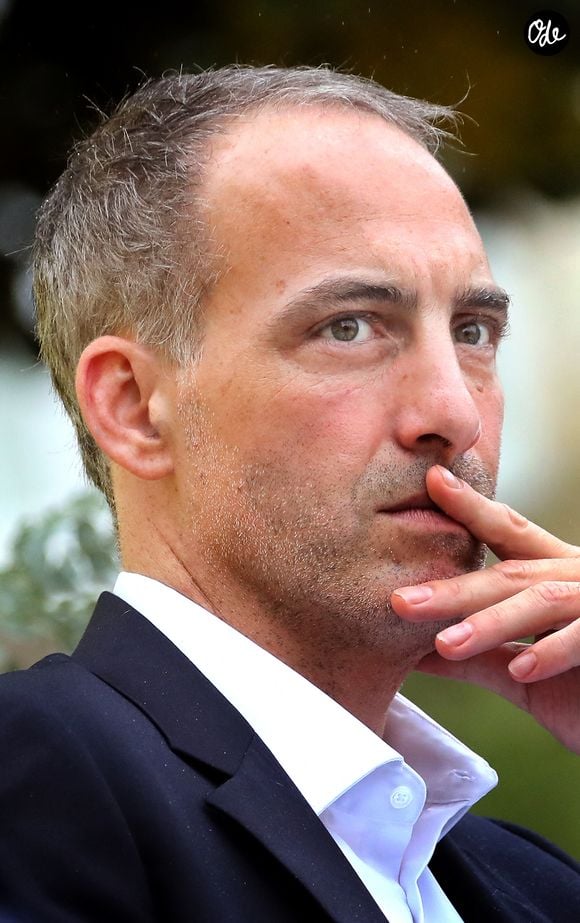 Le député européen a partagé une photo de Gabriel, de dos sur le chemin de l'école, visiblement motivé à l'idée d'entamer une nouvelle année scolaire.

Raphael Glucksmann ouvre la première journée de la deuxième édition des "Rencontres place publique" qui se tiennent comme chaque année à La Réole, dans le sud-ouest, France, le 4 octobre 2025. © Patrick Bernard/Bestimage