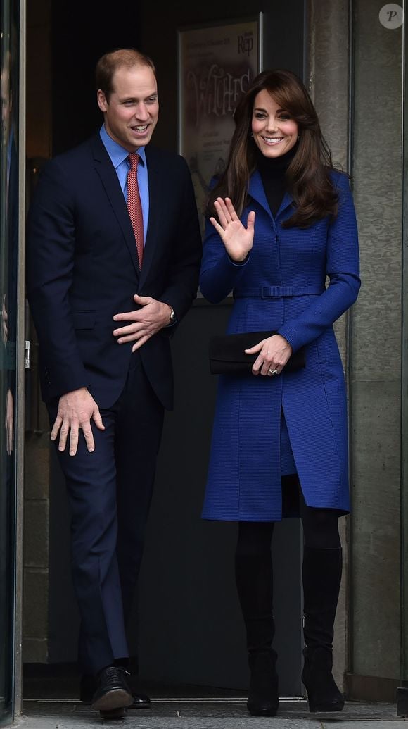 L'opportunité de se replonger dans leur histoire d'amour, qui a vu le jour sur les bancs de l'université au début des années 2000.

Le prince William, duc de Cambridge et Kate Catherine Middleton, duchesse de Cambridge, ont visité le théâtre de la ville "Dundee Repertory Theatre" lors de leur première visite officielle à Dundee en Ecosse. Le 23 octobre 2015 
Bestimage