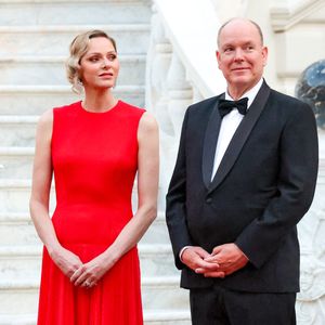 Le prince Albert II de Monaco et la princesse Charlène de Monaco arrivant au dîner d'état en l'honneur de la visite du couple présidentiel français au palais princier de Monaco, le 7 juin 2025. © Claudia Albuquerque/Bestimage