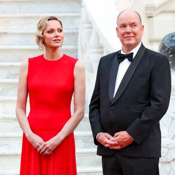 Le prince Albert II de Monaco et la princesse Charlène de Monaco arrivant au dîner d'état en l'honneur de la visite du couple présidentiel français au palais princier de Monaco, le 7 juin 2025. © Claudia Albuquerque/Bestimage