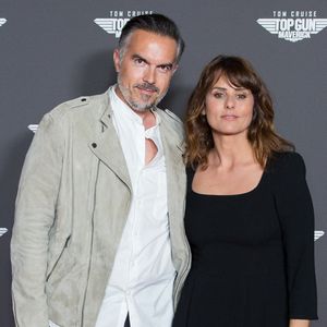 Maxime Chattam et sa femme Faustine Bollaert assistent à la première du film 'Top Gun Maverick' à l'UGC Normandie à Paris le 19 mai 2022 à Paris, France. Photo by Nasser Berzane/ABACAPRESS.COM