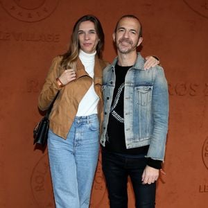 Il a ensuite partagé la vie de la chanteuse et parolière Marie Bastide, avec qui il a eu deux autres enfants, Pio et Rita.
Calogero et son ex compagne Marie Bastide au village des internationaux de tennis de Roland Garros le jour de la finale homme Nadal / Djokovic à Paris le 11 octobre 2020.
© Dominique Jacovides / Bestimage