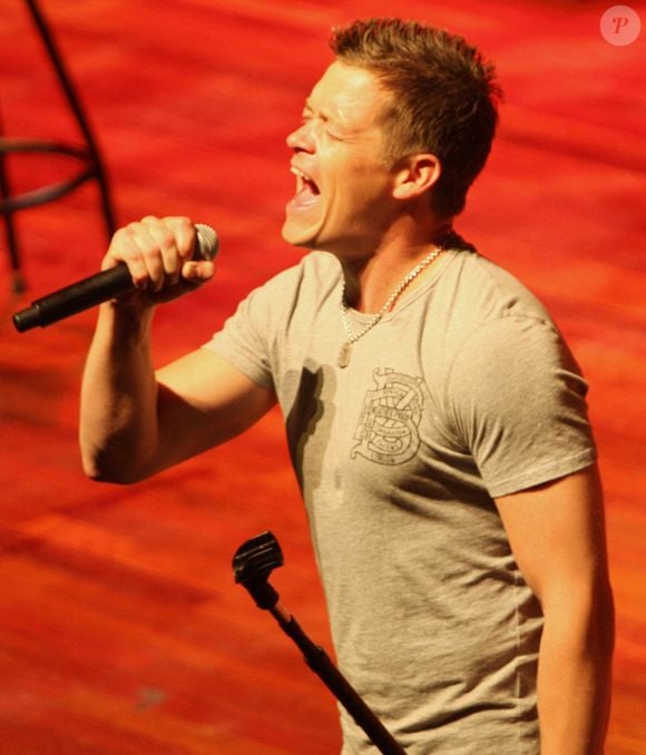 Dans une vidéo adressée à ses admirateurs, il confiait souffrir d’un carcinome rénal à cellules claires, déjà propagé aux poumons et ayant métastasé. 

Brad Arnold, le chanteur et membre fondateur du groupe de rock 3 Doors Down, est mort à 47 ans Backgrid USA / Bestimage
