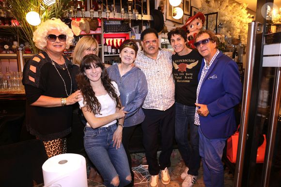 Exclusif - Zize, Saka, Nanou, Fabienne Thibeault et Christian Montagnac, Jean-Luc Lahaye, Dominique Richez à la soirée "Chez Nanou" après l'inauguration de la promenade Michou à Paris le 24 juin 2025. © Cédric Perrin / Bestimage
