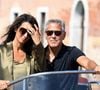 Lui portait un polo bleu marine et un pantalon blanc. Elle avait misé sur un ensemble satiné vert kaki

George et Amal Clooney arrivent à Venise lors du 83ème Festival International du Film de Venise (Mostra), à Venise, Italie, le 1er septembre 2026. © Cobra Team/Backgrid/Bestimage