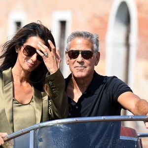 Lui portait un polo bleu marine et un pantalon blanc. Elle avait misé sur un ensemble satiné vert kaki

George et Amal Clooney arrivent à Venise lors du 83ème Festival International du Film de Venise (Mostra), à Venise, Italie, le 1er septembre 2026. © Cobra Team/Backgrid/Bestimage