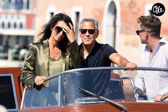 Lui portait un polo bleu marine et un pantalon blanc. Elle avait misé sur un ensemble satiné vert kaki

George et Amal Clooney arrivent à Venise lors du 83ème Festival International du Film de Venise (Mostra), à Venise, Italie, le 1er septembre 2026. © Cobra Team/Backgrid/Bestimage