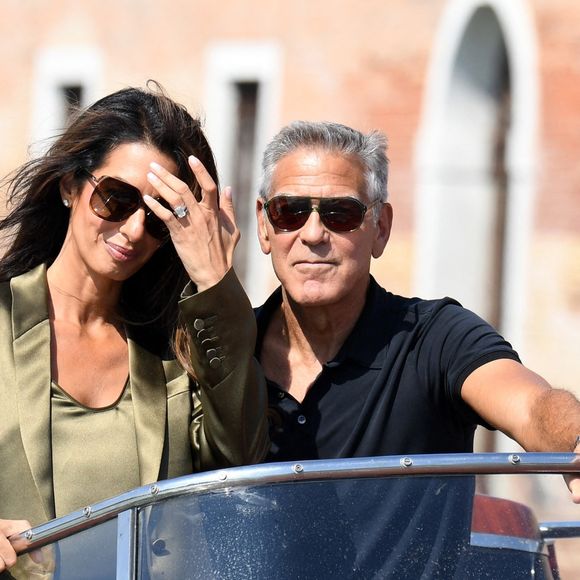 Lui portait un polo bleu marine et un pantalon blanc. Elle avait misé sur un ensemble satiné vert kaki

George et Amal Clooney arrivent à Venise lors du 83ème Festival International du Film de Venise (Mostra), à Venise, Italie, le 1er septembre 2026. © Cobra Team/Backgrid/Bestimage