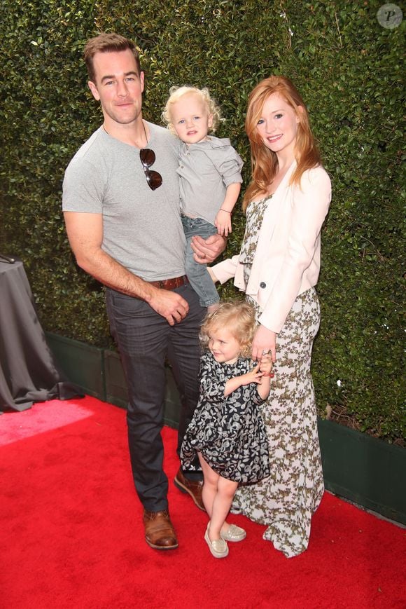 Il laisse ainsi derrière lui son épouse Kimberly Brook et leurs six enfants

James Van Der Beek, la star de la série pour adolescents des années 1990 "Dawson's Creek", est décédé mercredi à l'âge de 48 ans après une bataille contre le cancer, a annoncé sa femme sur les médias sociaux.
Crédit : Backgrid USA / Bestimage