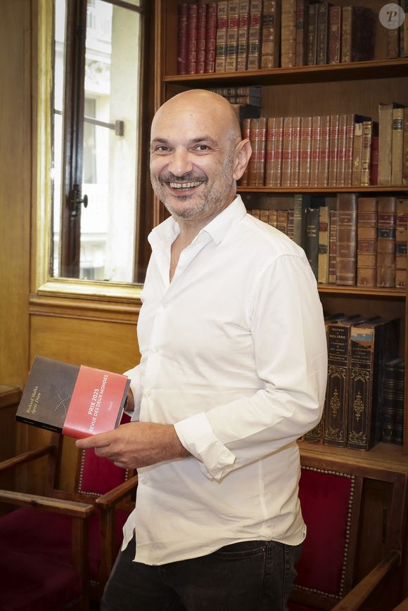 Exclusif - Richard Malka a reçu le Prix de La Revue des Deux Mondes 2025 des mains de Aurélie Julia et de Marc Ladreit de Lacharrière,  en présence de Luce Perrot, Valérie Toranian, Franz-Olivier Giesbert, Emmanuel Chain, Emmanuel Kasarhérou, et de nombreux invités au Bistrot de Paris. Paris, France, le 03 juin 2025. © Jack Tribeca / Bestimage