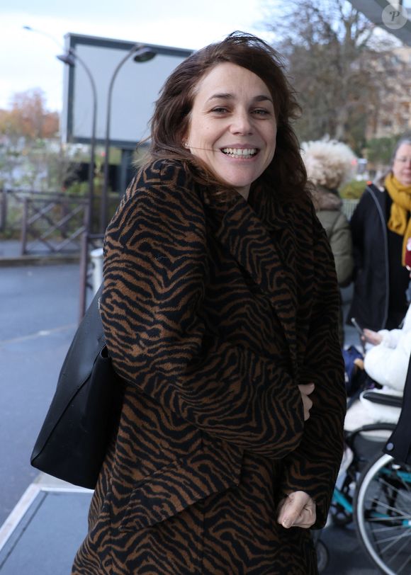 En 2026, elle commente les épreuves de patinage artistique pour France Télévisions lors des JO d’hiver à Milan‑Cortina.

Exclusif - Nathalie Péchalat - Célébrités se rendent aux studios de Europe 1 à Paris le 19 Novembre 2025.