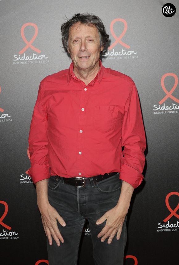 Il raconte avoir grandi dans une famille aux revenus très modestes.

Antoine de Maximy - Photocall de la soirée de lancement du Sidaction 2025 au Lido à Paris le 3 mars 2025. © Coadic Guirec/Bestimage