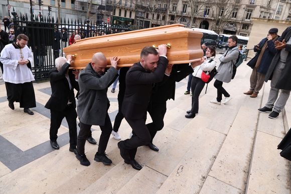 A noter qu'un second hommage est attendu samedi à Marseille (une messe se tiendra à l’église des Réformés), la ville où Roland Courbis est né.

Le cercueil arrive à la cérémonie funéraire de Rolland Courbis à l'église de la Madeleine à Paris, France, le 14 janvier 2026. Photo par Jerome Domine/ABACAPRESS.COM