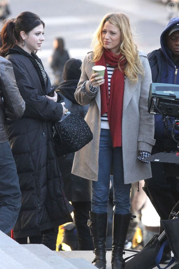 Blake Lively et Michelle Trachtenberg sur le tournage de "Gossip Girl" à New York, le 11 octobre 2012.

Photo : Fameflynet / Bestimage