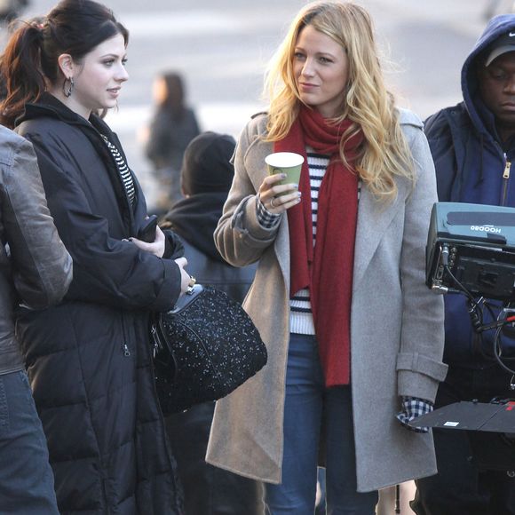 Blake Lively et Michelle Trachtenberg sur le tournage de "Gossip Girl" à New York, le 11 octobre 2012.

Photo : Fameflynet / Bestimage