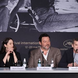 Simon Jacquet, Marion Cotillard, Denis Menochet, Guillaume Canet et Leonardo Sbaraglia assistent à la conférence de presse de "Karma" lors du 79ème Festival de Cannes le 16 mai 2026 à Cannes, France. Photo by Jean-Marc Haedrich/Pool/ABACAPRESS.COM
