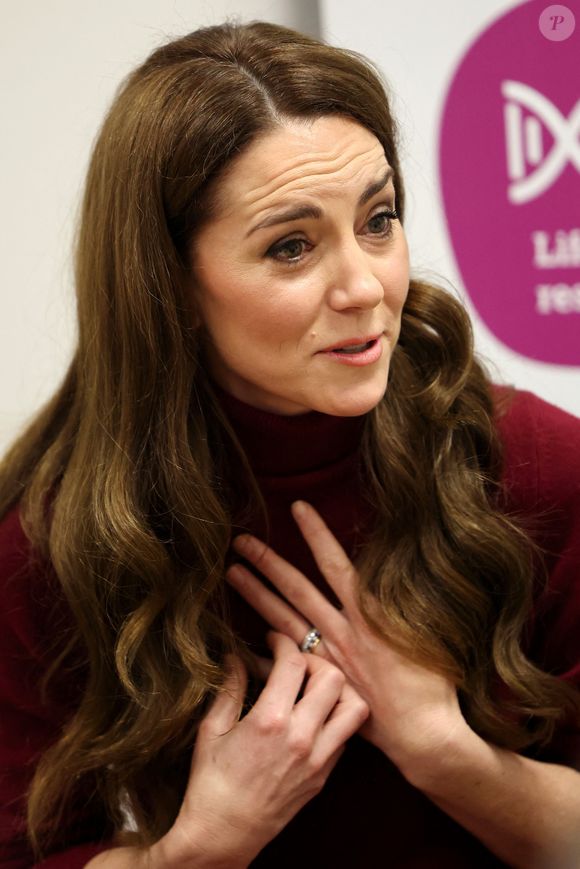 Les médicaments y sont injectés via une aiguille spéciale. Je m'y suis tellement attachée", a confié avec humour Kate Middleton tout en précisant qu'elle avait hésité qu'on le lui retire lorsque les médecins lui ont annoncé qu'elle pouvait enfin en être libérée.

Catherine (Kate) Middleton, princesse de Galles à l'hôpital Royal Marsden, où elle a reçu son traitement contre le cancer, à Londres, Royaume-Uni, le 14 janvier 2025. © Chris Jackson/WPA-Pool/Bestimage
