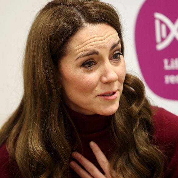 Les médicaments y sont injectés via une aiguille spéciale. Je m'y suis tellement attachée", a confié avec humour Kate Middleton tout en précisant qu'elle avait hésité qu'on le lui retire lorsque les médecins lui ont annoncé qu'elle pouvait enfin en être libérée.

Catherine (Kate) Middleton, princesse de Galles à l'hôpital Royal Marsden, où elle a reçu son traitement contre le cancer, à Londres, Royaume-Uni, le 14 janvier 2025. © Chris Jackson/WPA-Pool/Bestimage