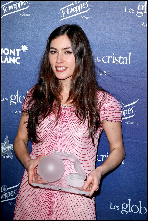 Olivia Ruiz - Photocall de la cérémonie des Globes de Cristal 2010 au Lido. 
© Guillaume Gaffiot/Bestimage