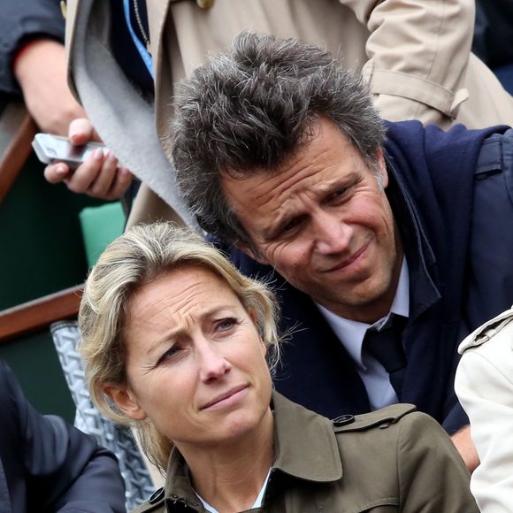 Aujourd'hui, il va mieux et témoigne.

Anne-Sophie Lapix et son mari Arthur Sadoun - People dans les tribunes des internationaux de France de Roland Garros à Paris le 3 juin 2016. © Dominique Jacovides / Bestimage