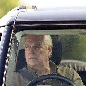 Le prince Andrew (Le prince Andrew, duc d'York), arrivée en Range Rover au parc du château de Windsor, dans le Berkshire, au Royaume-Uni, le 10 août 2025. Dana Press / Bestimage