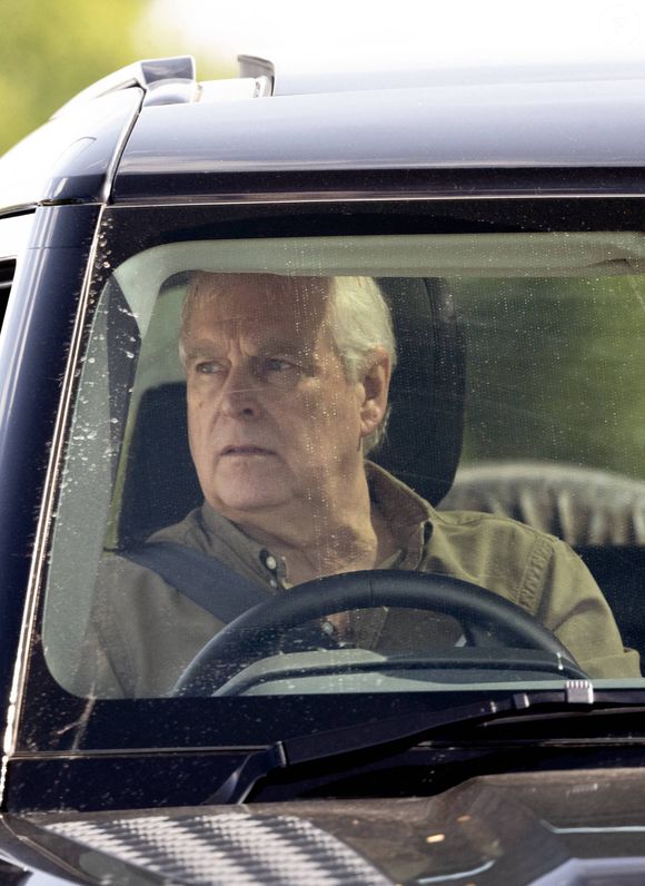 Le prince Andrew (Le prince Andrew, duc d'York), arrivée en Range Rover au parc du château de Windsor, dans le Berkshire, au Royaume-Uni, le 10 août 2025. Dana Press / Bestimage