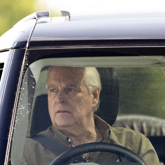 Le prince Andrew (Le prince Andrew, duc d'York), arrivée en Range Rover au parc du château de Windsor, dans le Berkshire, au Royaume-Uni, le 10 août 2025. Dana Press / Bestimage