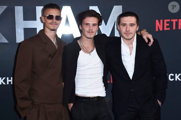 D’après les informations de TMZ, Brooklyn et Romeo seraient fâchés

Romeo Beckham, Cruz Beckham et Brooklyn Peltz Beckham à l'avant-première du documentaire Beckham de Netflix, le 3 octobre 2023, au Cursor Mayfair de Londres. Action Press / Bestimage