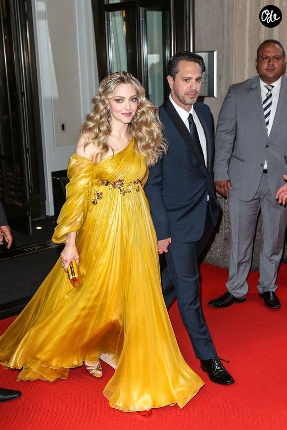 Amanda Seyfried et son mari Thomas Sadosk quittent l'hôtel The Mark pour se rendre à l’ouverture de l’exposition Heavenly Bodies: Fashion and the Catholic Imagination à New York, le 7 mai 2018.

© Bestimage