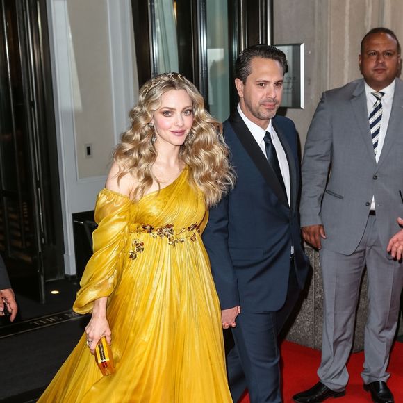 Amanda Seyfried et son mari Thomas Sadosk quittent l'hôtel The Mark pour se rendre à l’ouverture de l’exposition Heavenly Bodies: Fashion and the Catholic Imagination à New York, le 7 mai 2018.

© Bestimage