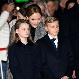 Aux côtés de leurs parents, Charlène et Albert, les jumeaux ont suivi chaque étape des traditions avec attention.

La princesse Charlene de Monaco, le prince héréditaire Jacques, marquis des Baux, la princesse Gabriella, comtesse de Carladès, sont au Quai Antoine 1er au port Hercule pour le traditionel embrasement de la barque et le spectacle de drônes lors de la célébration de la Sainte Dévote à Monaco, le 26 janvier 2026. © Bruno Bebert / Bestimage