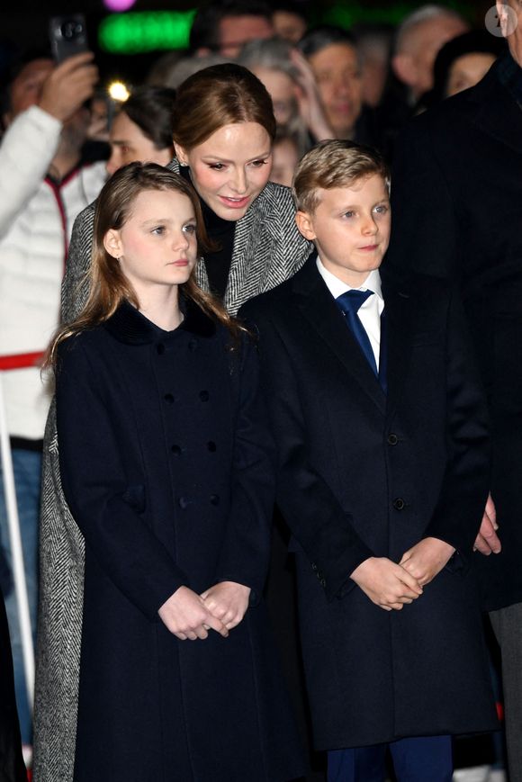 Aux côtés de leurs parents, Charlène et Albert, les jumeaux ont suivi chaque étape des traditions avec attention.

La princesse Charlene de Monaco, le prince héréditaire Jacques, marquis des Baux, la princesse Gabriella, comtesse de Carladès, sont au Quai Antoine 1er au port Hercule pour le traditionel embrasement de la barque et le spectacle de drônes lors de la célébration de la Sainte Dévote à Monaco, le 26 janvier 2026. © Bruno Bebert / Bestimage