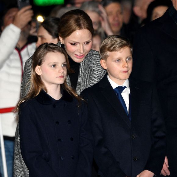 Aux côtés de leurs parents, Charlène et Albert, les jumeaux ont suivi chaque étape des traditions avec attention.

La princesse Charlene de Monaco, le prince héréditaire Jacques, marquis des Baux, la princesse Gabriella, comtesse de Carladès, sont au Quai Antoine 1er au port Hercule pour le traditionel embrasement de la barque et le spectacle de drônes lors de la célébration de la Sainte Dévote à Monaco, le 26 janvier 2026. © Bruno Bebert / Bestimage