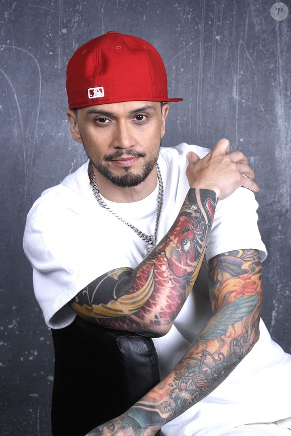 Sur la vidéo postée par les futurs parents de deux enfants, on peut voir Coleen aux anges, le sourire aux lèvres entourée de son mari et de son fils. 
 
Exclusif - Portrait de Billy Crawford à Paris, le 20 mars 2025.
© Cédric Perrin/Bestimage