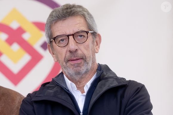 Michel Cymes - 163ème vente aux enchères des vins des Hospices de Beaune le 19 novembre 2023. 23 279 300 € ont été récoltés lors de cette nouvelle édition loin des 29 millions de l'an dernier, ce qui avait représenté un record historique à plus du double de l'ancien plus-haut de 2018 (14 millions).. © Jean Charbon/Bestimage