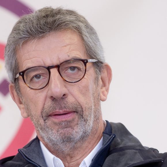 Michel Cymes - 163ème vente aux enchères des vins des Hospices de Beaune le 19 novembre 2023. 23 279 300 € ont été récoltés lors de cette nouvelle édition loin des 29 millions de l'an dernier, ce qui avait représenté un record historique à plus du double de l'ancien plus-haut de 2018 (14 millions).. © Jean Charbon/Bestimage
