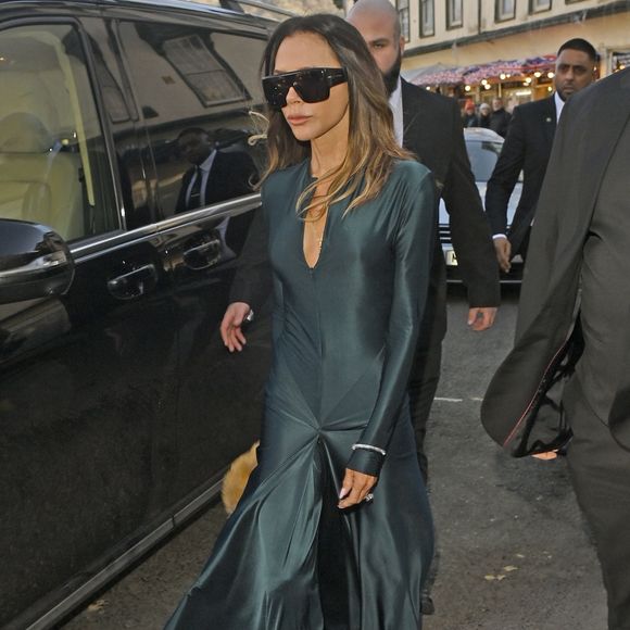 Victoria Beckham portait une robe de sa création.

Arrivées pour le mariage de Holly Ramsay avec Adam Peaty à l'abbaye de Bath., le 27 décembre 2025. Backgrid UK/ Bestimage