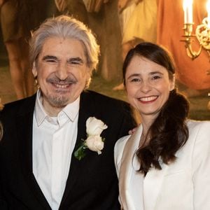 Invité de Maïtena Biraben dans le podcast "Mesdames Médias", Serge Lama s’est confié avec pudeur et sincérité sur sa relation avec son épouse, Luana Santonino

Exclusif - Serge Lama et Luana Santonino entourés du fils de Serge Lama Frédéric et sa femme Léa - Mariage de Serge Lama et Luana Santonino à la mairie du 7ème arrondissement de Paris. Rachida Dati, Maire du 7ème a célébré
 le mariage. © Cyril Moreau/Bestimage