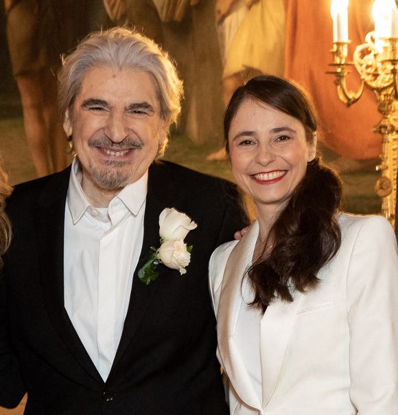 Invité de Maïtena Biraben dans le podcast "Mesdames Médias", Serge Lama s’est confié avec pudeur et sincérité sur sa relation avec son épouse, Luana Santonino

Exclusif - Serge Lama et Luana Santonino entourés du fils de Serge Lama Frédéric et sa femme Léa - Mariage de Serge Lama et Luana Santonino à la mairie du 7ème arrondissement de Paris. Rachida Dati, Maire du 7ème a célébré
 le mariage. © Cyril Moreau/Bestimage