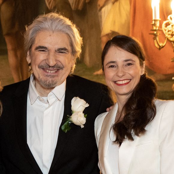 Invité de Maïtena Biraben dans le podcast "Mesdames Médias", Serge Lama s’est confié avec pudeur et sincérité sur sa relation avec son épouse, Luana Santonino

Exclusif - Serge Lama et Luana Santonino entourés du fils de Serge Lama Frédéric et sa femme Léa - Mariage de Serge Lama et Luana Santonino à la mairie du 7ème arrondissement de Paris. Rachida Dati, Maire du 7ème a célébré
 le mariage. © Cyril Moreau/Bestimage