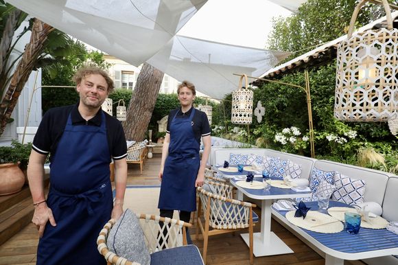 Le chef cuisinier Arnaud Donckele et le chef pâtissier Maxime Frédéric lors de l'inauguration du restaurant gastronomique de la Maison. Louis Vuittonà Saint-Tropez, Côte d'Azur, France, le 28 juin 2023. Luc Boutria/Nice Matin/Bestimage
