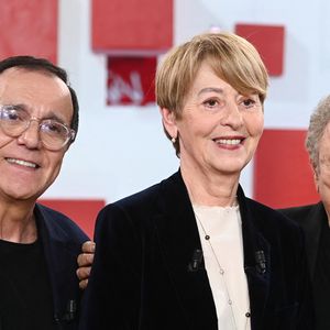 Exclusif - Thierry Beccaro, Adeline Hazan et Michel Drucker lors de l'enregistrement de l'émission "Vivement dimanche" au studio Rive Gauche, présentée par M.Drucker avec une diffusion sur France 3 le 15 mars 2026, à Paris, France, le 4 mars 2026. © Guillaume Gaffiot/Bestimage