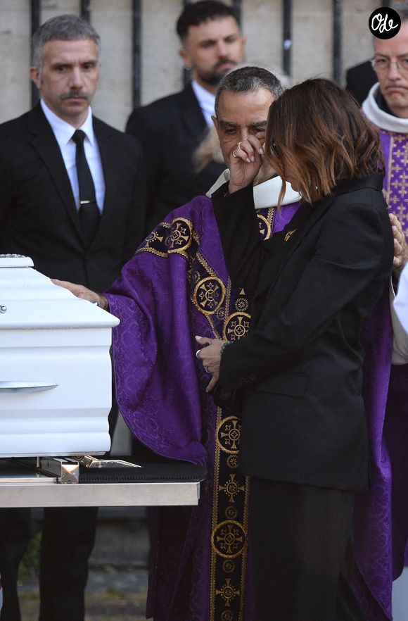 Le cliché montre un lieu symbolique entouré de nombreuses fleurs colorées.

Laura Smet - Sorties des obsèques de Nathalie Baye en l'église Saint-Sulpice à Paris le 24 avril 2026. © Clément Prioli/Bestimage
