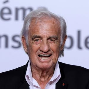 Malgré le décès de son père Jean-Paul Belmondo, Stella a trouvé la force de poursuivre ses études et ses ambitions.

Jean-Paul Belmondo au photocall de la cérémonie d'ouverture de la 10ème édition du Festival Lumière à Lyon, France, le 13 octobre 2018. © Dominique Jacovides/Bestimage