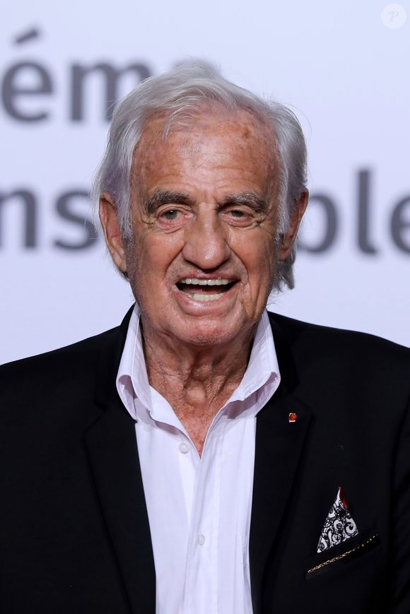 Malgré le décès de son père Jean-Paul Belmondo, Stella a trouvé la force de poursuivre ses études et ses ambitions.

Jean-Paul Belmondo au photocall de la cérémonie d'ouverture de la 10ème édition du Festival Lumière à Lyon, France, le 13 octobre 2018. © Dominique Jacovides/Bestimage