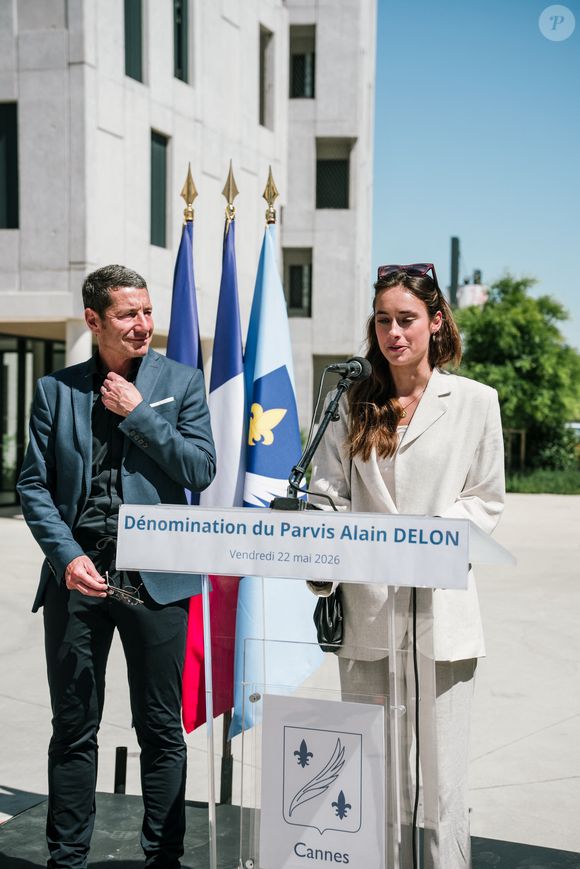 Alors que les enfants Delon étaient invités à l'inauguration du parvis Alain Delon au coeur du Campus Georges Méliès de Cannes, c'est Liv Delon la fille cadette d'Anthony qui est venue en présence du maire de la ville, David Lisnard, à Cannes, France, le 22 mai 2026. © Sam Delpech/Bestimage