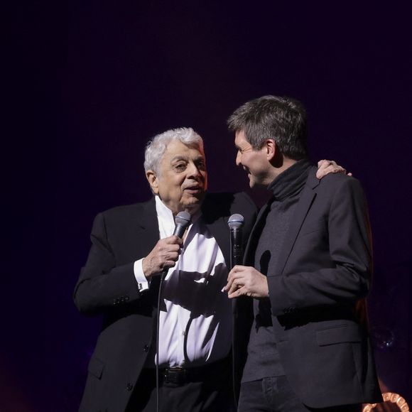 Enrico Macias et Thomas Sotto  - Concert d’Enrico Macias pour sa tournée La Fête Continue ! dans la salle de spectacle Le Dôme de Paris - Palais des Sports à Paris, France, le 15 mars 2025. © Jack Tribeca/Bestimage