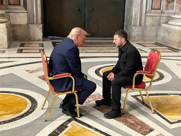 Volodymyr Zelensky et Donald Trump aux obsèques du pape François, le 26 avril 2025 © Zuma Press / Bestimage