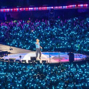 Coldplay a clôturé la dernière soirée de leur tournée record de 10 concerts au stade de Wembley en dédiant Fix You à la famille de Charlie Kirk, suite à la mort tragique de l'activiste d'extrême droite. Chris Martin a demandé à la foule d'envoyer de l'amour aux "familles qui ont connu de terribles souffrances". La soirée a également été marquée par une surprise pour l'anniversaire de Jonny Buckland et par une setlist vibrante couvrant les 25 ans de carrière du groupe, le 12 septembre 2025, à Wembley, au Royaume-Uni. Photo by Bav Media/Splash News/ABACAPRESS.COM