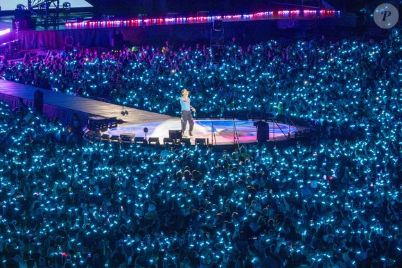 Coldplay a clôturé la dernière soirée de leur tournée record de 10 concerts au stade de Wembley en dédiant Fix You à la famille de Charlie Kirk, suite à la mort tragique de l'activiste d'extrême droite. Chris Martin a demandé à la foule d'envoyer de l'amour aux "familles qui ont connu de terribles souffrances". La soirée a également été marquée par une surprise pour l'anniversaire de Jonny Buckland et par une setlist vibrante couvrant les 25 ans de carrière du groupe, le 12 septembre 2025, à Wembley, au Royaume-Uni. Photo by Bav Media/Splash News/ABACAPRESS.COM